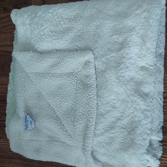 Kyle & Deena Plush Yellow and Green Baby Blanket 30"×30" - Picture 2 of 2